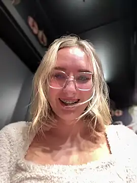 Snapshot of The_Snowwhitee chatting on January 1, 2025, 7:10 pm The Snowwhitee online show from January 1, 2025, 7:10 pm