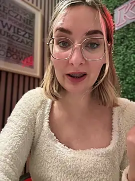 Snapshot of The_Snowwhitee chatting on January 1, 2025, 10:13 pm The Snowwhitee online show from January 1, 2025, 10:13 pm