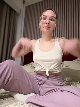 Snapshot of The_Snowwhitee chatting on January 4, 2025, 4:00 pm The Snowwhitee online show from January 4, 2025, 4:00 pm