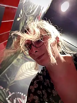 Snapshot of The_Snowwhitee chatting on January 5, 2025, 9:15 am The Snowwhitee online show from January 5, 2025, 9:15 am