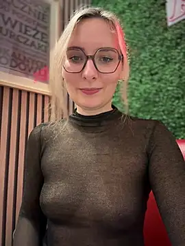 Snapshot of The_Snowwhitee chatting on January 5, 2025, 6:24 pm The Snowwhitee online show from January 5, 2025, 6:24 pm