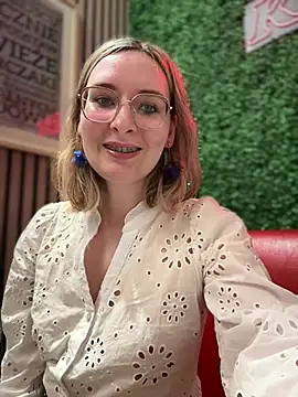 Snapshot of The_Snowwhitee chatting on January 16, 2025, 7:20 pm The Snowwhitee online show from January 16, 2025, 7:20 pm