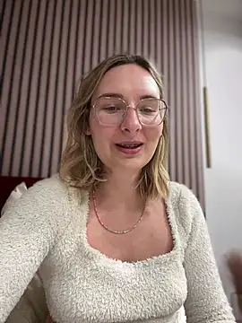 Snapshot of The_Snowwhitee chatting on February 2, 2025, 5:37 pm The Snowwhitee online show from February 2, 2025, 5:37 pm