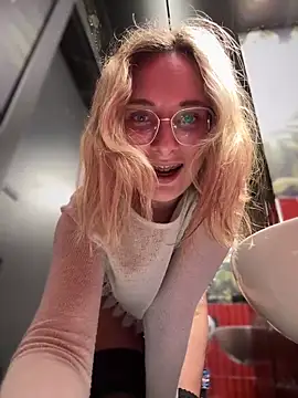 Snapshot of The_Snowwhitee chatting on February 3, 2025, 10:11 pm The Snowwhitee online show from February 3, 2025, 10:11 pm