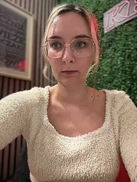 Snapshot of The_Snowwhitee chatting on February 9, 2025, 6:47 pm The Snowwhitee online show from February 9, 2025, 6:47 pm