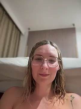 Snapshot of The_Snowwhitee chatting on February 11, 2025, 6:44 pm The Snowwhitee online show from February 11, 2025, 6:44 pm