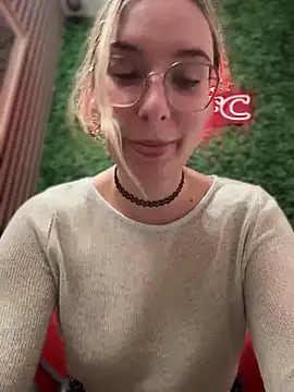 Snapshot of The_Snowwhitee chatting on February 13, 2025, 10:33 pm The Snowwhitee online show from February 13, 2025, 10:33 pm