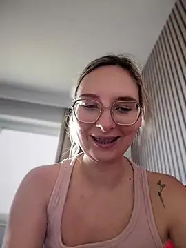 Snapshot of The_Snowwhitee chatting on February 15, 2025, 12:54 pm The Snowwhitee online show from February 15, 2025, 12:54 pm