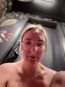 Snapshot of The_Snowwhitee chatting on February 18, 2025, 10:25 pm The Snowwhitee online show from February 18, 2025, 10:25 pm