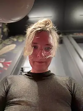 Snapshot of The_Snowwhitee chatting on February 19, 2025, 10:20 pm The Snowwhitee online show from February 19, 2025, 10:20 pm