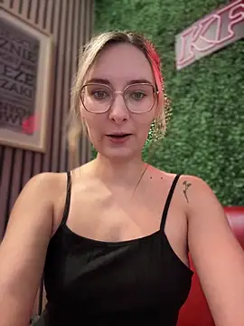 Snapshot of The_Snowwhitee chatting on February 22, 2025, 9:01 am The Snowwhitee online show from February 22, 2025, 9:01 am