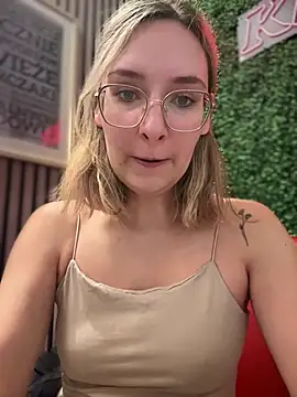 Snapshot of The_Snowwhitee chatting on February 23, 2025, 9:22 am The Snowwhitee online show from February 23, 2025, 9:22 am