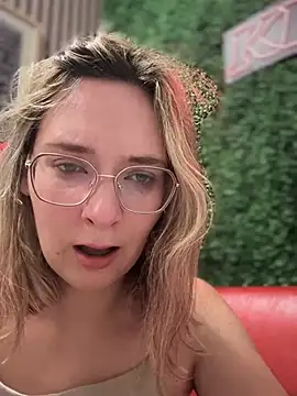 Snapshot of The_Snowwhitee chatting on February 23, 2025, 12:37 pm The Snowwhitee online show from February 23, 2025, 12:37 pm