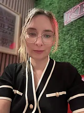 Snapshot of The_Snowwhitee chatting on March 13, 2025, 10:21 pm The Snowwhitee online show from March 13, 2025, 10:21 pm