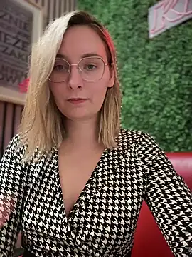 Snapshot of The_Snowwhitee chatting on March 17, 2025, 7:15 pm The Snowwhitee online show from March 17, 2025, 7:15 pm