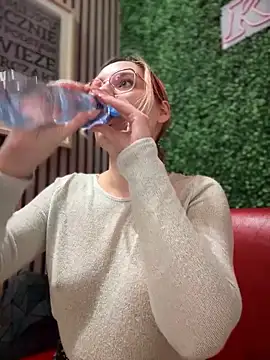 Snapshot of The_Snowwhitee chatting on March 18, 2025, 7:10 pm The Snowwhitee online show from March 18, 2025, 7:10 pm