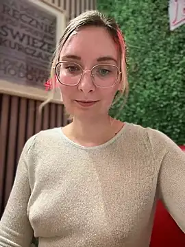 Snapshot of The_Snowwhitee chatting on March 18, 2025, 10:15 pm The Snowwhitee online show from March 18, 2025, 10:15 pm