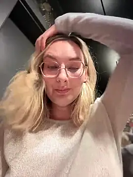 Snapshot of The_Snowwhitee chatting on March 19, 2025, 7:06 pm The Snowwhitee online show from March 19, 2025, 7:06 pm