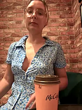 Snapshot of The_Snowwhitee chatting on September 20, 2025, 9:05 pm The Snowwhitee online show from September 20, 2025, 9:05 pm