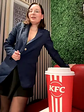 Snapshot of The_Snowwhitee chatting on October 22, 2025, 8:25 am The Snowwhitee online show from October 22, 2025, 8:25 am