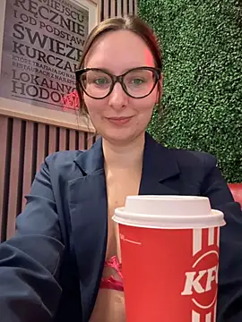 Snapshot of The_Snowwhitee chatting on November 6, 2025, 9:21 am The Snowwhitee online show from November 6, 2025, 9:21 am