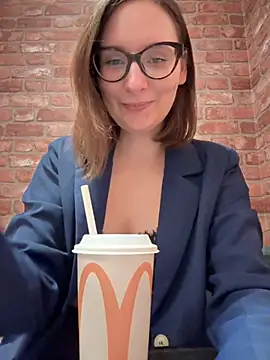 Snapshot of The_Snowwhitee chatting on November 20, 2025, 9:14 pm The Snowwhitee online show from November 20, 2025, 9:14 pm