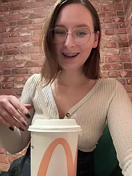 Snapshot of The_Snowwhitee chatting on November 22, 2025, 9:14 pm The Snowwhitee online show from November 22, 2025, 9:14 pm