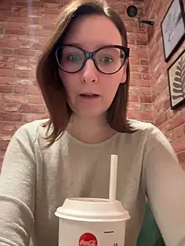 Snapshot of The_Snowwhitee chatting on December 14, 2025, 9:14 am The Snowwhitee online show from December 14, 2025, 9:14 am