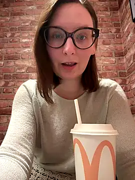 Snapshot of The_Snowwhitee chatting on December 16, 2025, 8:47 pm The Snowwhitee online show from December 16, 2025, 8:47 pm