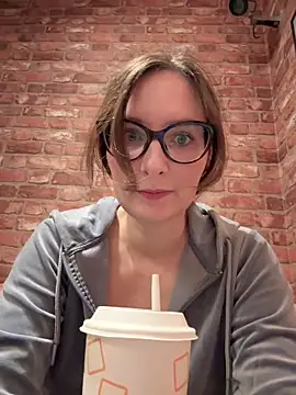 Snapshot of The_Snowwhitee chatting on December 22, 2025, 9:12 pm The Snowwhitee online show from December 22, 2025, 9:12 pm