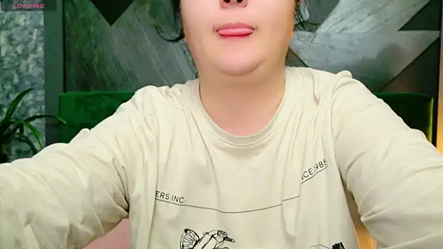 Snapshot of AleshaArabian chatting on January 14, 2025, 8:15 pm AleshaArabian online show from January 14, 2025, 8:15 pm