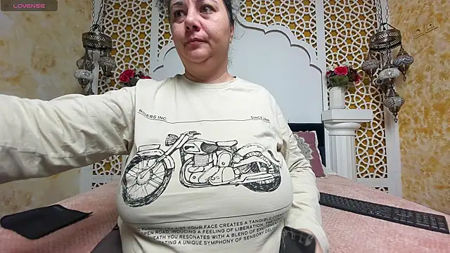 Snapshot of AleshaArabian chatting on March 14, 2025, 7:23 pm AleshaArabian online show from March 14, 2025, 7:23 pm