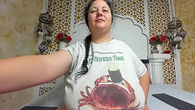 Snapshot of AleshaArabian chatting on December 2, 2025, 5:02 am AleshaArabian online show from December 2, 2025, 5:02 am