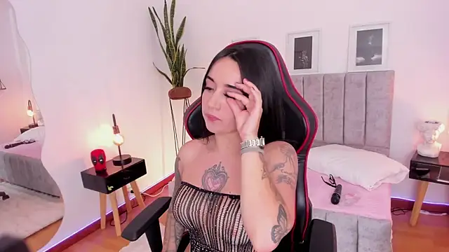 EmmyEvans1 online show from January 13, 2025, 10:45 pm