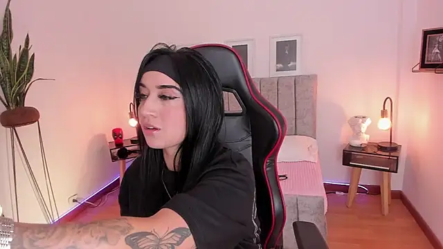 EmmyEvans1 online show from January 27, 2025, 7:46 pm