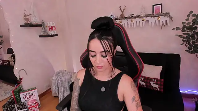 EmmyEvans1 online show from November 12, 2025, 9:03 pm