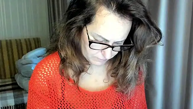 lauraoven online show from November 5, 2025, 7:52 am