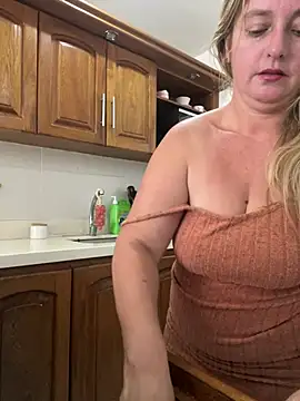 Snapshot of moniquerainx chatting on February 10, 2026, 3:05 pm moniquerainx online show from February 10, 2026, 3:05 pm