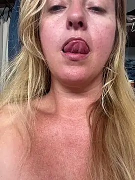 moniquerainx online show from April 8, 2026, 7:14 pm