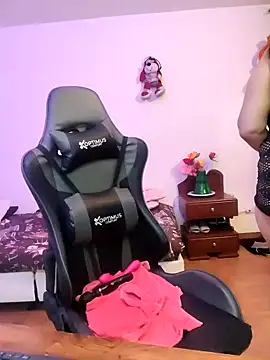 esmeralda milf online show from March 8, 2026, 9:40 pm