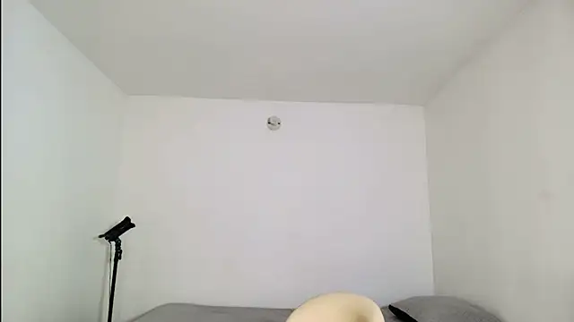 Snapshot of SARA_TS_FOX chatting on December 2, 2025, 1:44 am SARA TS FOX online show from December 2, 2025, 1:44 am