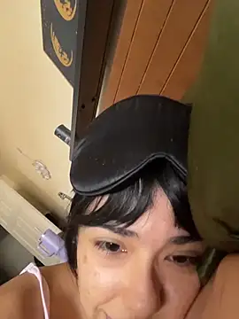 Evie-Luna online show from November 22, 2025, 7:02 pm