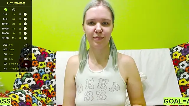 Snapshot of Ultra_Meow chatting on February 11, 2025, 3:18 am Ultra Meow online show from February 11, 2025, 3:18 am