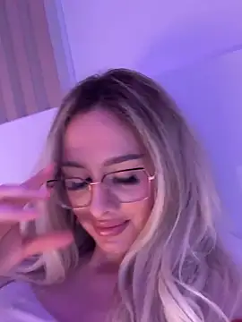 Snapshot of mollyxxx chatting on February 16, 2025, 7:04 am mollyxxx online show from February 16, 2025, 7:04 am