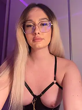 mollyxxx online show from March 8, 2026, 3:32 am