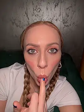 RockQueen A online show from December 3, 2025, 4:53 am