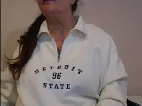 Snapshot of Hottie-Mom chatting on January 4, 2025, 6:30 pm Hottie-Mom online show from January 4, 2025, 6:30 pm