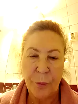 Snapshot of Hottie-Mom chatting on October 13, 2025, 8:25 am Hottie-Mom online show from October 13, 2025, 8:25 am