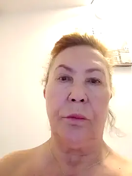 Snapshot of Hottie-Mom chatting on April 19, 2026, 7:29 am Hottie-Mom online show from April 19, 2026, 7:29 am
