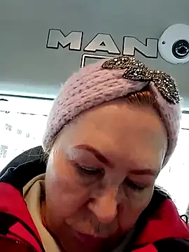 Snapshot of Hottie-Mom chatting on May 13, 2026, 9:06 am Hottie-Mom online show from May 13, 2026, 9:06 am